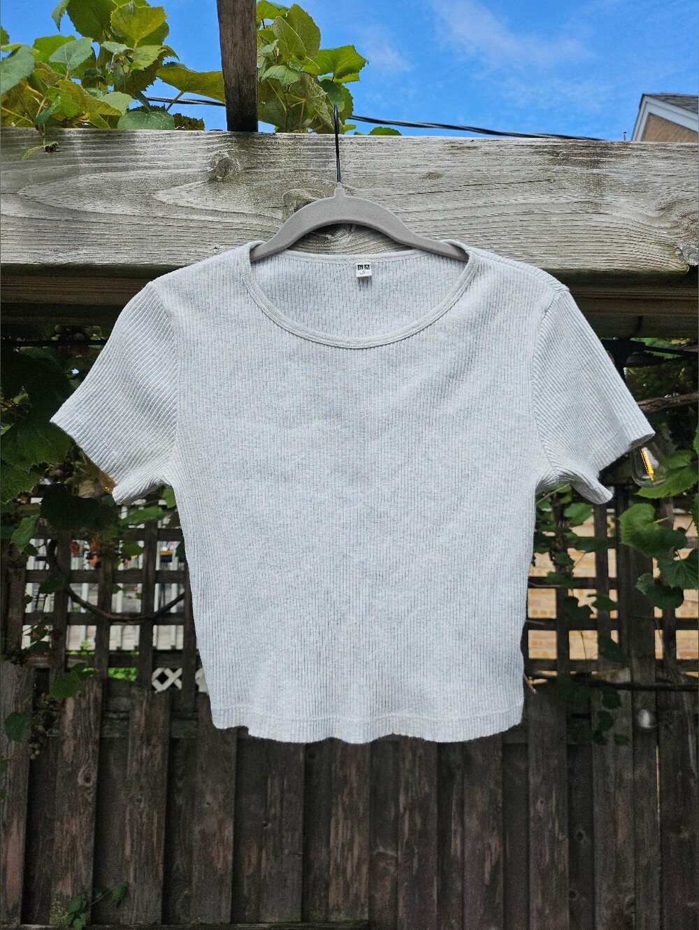 Uniqlo Light Gray Ribbed Cropped Tee Size Medium